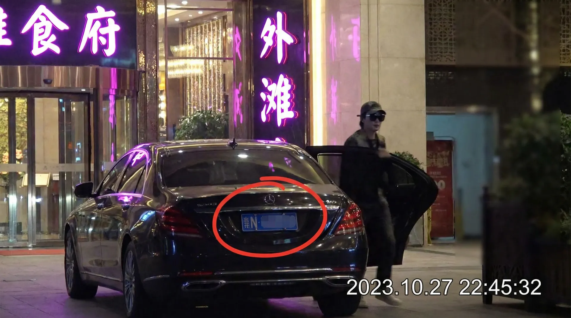 里番导航 | 里番官方入口~热点里番分享平台 - 豪车餐厅外被拍
